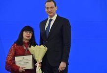 Елену Попову, преподавателя Кадомской школы искусств, занесли на областную Доску почета