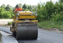 По улице Московской в Кадоме укладывают асфальт